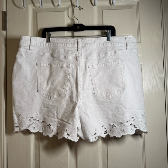 Lane Bryant Boyfriend Fit Jean Short With Embroidered Hem Plus Size 20 - Picture 5 of 10